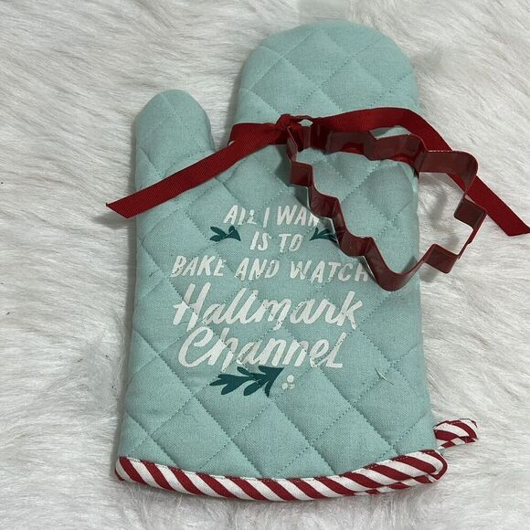 Hallmark Channel Christmas Oven Mitt Gift‎ Set-Tree Shaped Cookie Cutter ~ NEW - Picture 2 of 7